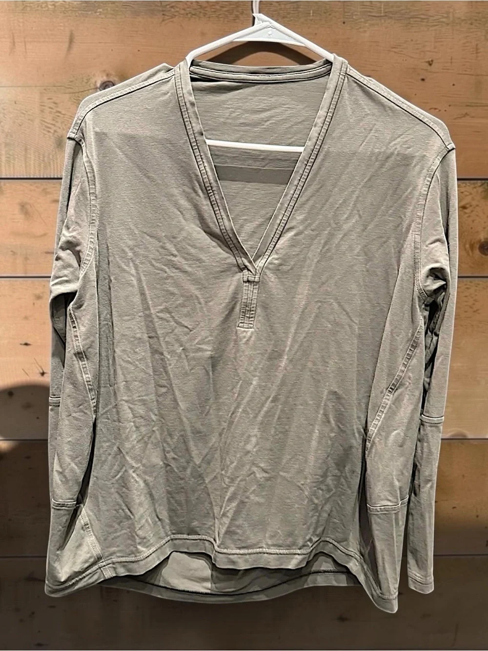 lululemon athletica Taupe Relaxed V-Neck Long Sleeve Top MEDIUM pit to pit 19”